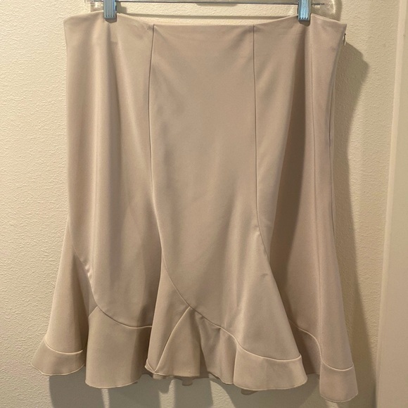White House Black Market Dresses & Skirts - White House Black Market Beige Flutter A Line skirt 10